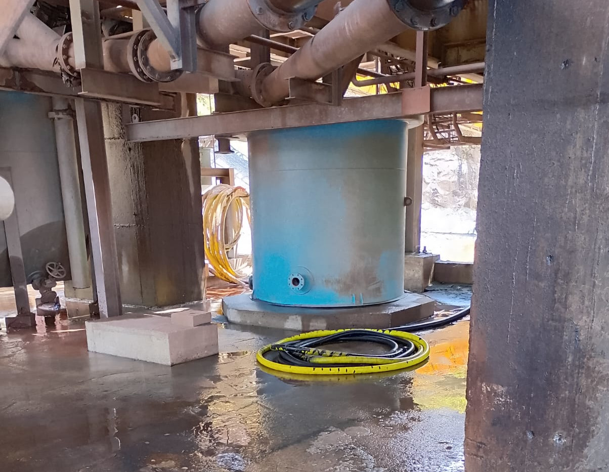 Equipe Montand atuando em limpeza de peneira